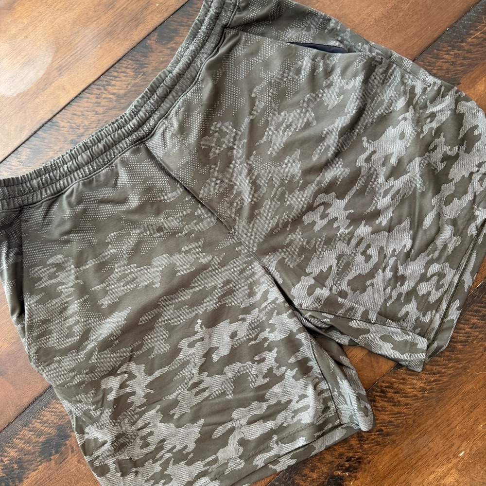 Lululemon Shorts Mens XL Green Camo Athletic Knit Drawstring 7 Inseam Running